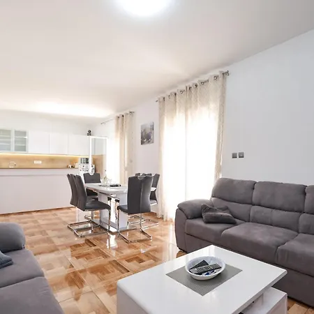 Pantalon, Big Terrace And Free Parking Appartement