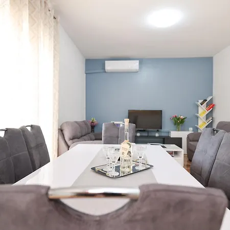 Pantalon, Big Terrace And Free Parking Appartement *