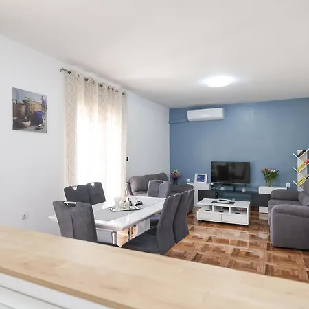 Pantalon, Big Terrace And Free Parking Appartement *