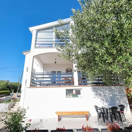 Pantalon, Big Terrace And Free Parking