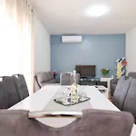 Pantalon, Big Terrace And Free Parking Apartman *
