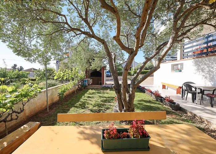 Pantalon, Big Terrace And Free Parking 자다르